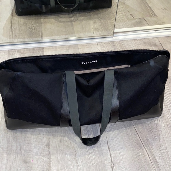 Everlane Handbags - Everlane Weekender Travel Bag! Like New! Stored and left!